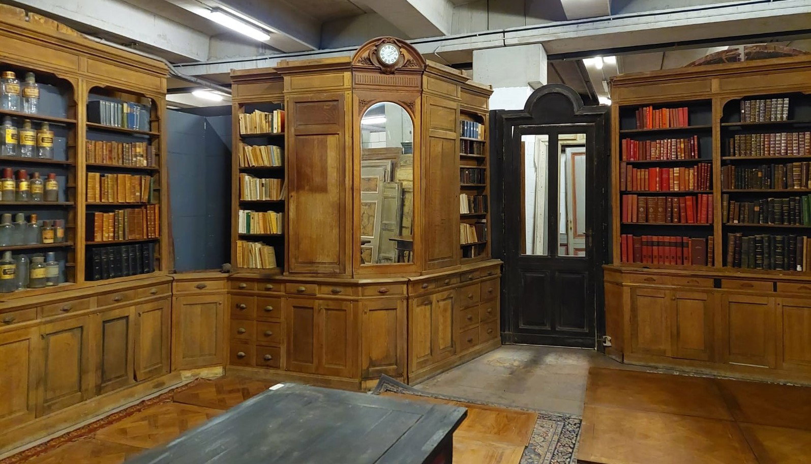 LIB133 - Oak shop counter, with three doors, late 19th century, measures 9 linear meters